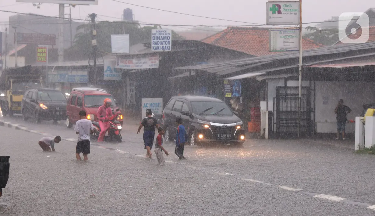 Pengendara terjebak banjir yang menggenangi jalan Bayangkara Pusdiklat, Kota Tangerang Selatan, Banten, Selasa (2/11/2021). Ada potensi hujan lebat dengan intensitas lebih dari 50 milimeter (mm) per hari. (Liputan6.com/Angga Yuniar)