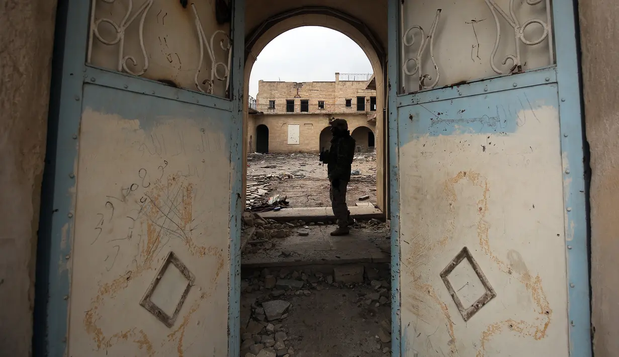Tentara Irak memeriksa kondisi Gereja St. George Monastery (Mar Guguis) yang rusak parah di Mosul, 22 Januari 2017. Salah satu gereja bersejarah di Irak tersebut tak luput dari pengerusakan yang dilakukan kelompok radikal ISIS. (AHMAD AL-RUBAYE/AFP)