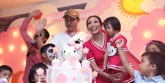 Aktris Ayu Dewi baru saja merayakan hari ulang tahun anaknya, Aqilah Dewi Humaira yang ke-3 tahun. (Andy Masela/Bintang.com)