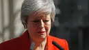 Perdana Menteri Inggris Theresa May menangis saat mengumumkan pengunduran dirinya di luar 10 Downing street di pusat London (24/5/2019). Theresa May mengumumkan dirinya akan mundur pada 7 Juni mendatang. (AFP Photo/Tolga Akmen)