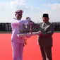 Menteri Pertahanan Prabowo Subianto menyerahkan dua unit Kapal Perang Republik Indonesia (KRI), yaitu KRI Pulau Fani-731 dan KRI Pulau Fanildo-732 kepada Panglima TNI Laksamana Yudo Margono dan KSAL Laksamana TNI Muhammad Ali. Penyerahan dua kapal tersebut dilakukan di Dermaga Madura, Koarmada II Ujung, Surabaya, Senin (14/8/2023). (Muhammad Genantan Saputra/Merdeka.com)