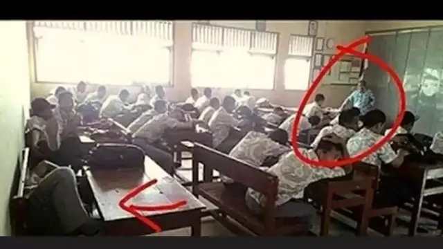 6 Aksi Siswa Tidur di Belakang Kelas Ini Seperti Rumah Sendiri, Bikin Tepuk Jidat