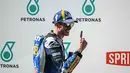 Pebalap MotoGP asal Spanyol dari tim BK8 Gresini Racing MotoGP, Alex Marquez, merayakan kemenangan setelah memenangkan balapan MotoGP Grand Prix Malaysia di Sirkuit Internasional Sepang, Sepang, pada Minggu 26 Oktober 2025. (Lillian SUWANRUMPHA/AFP)