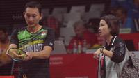 Sony Dwi Kuncoro saat mendengar instruksi pelatih pada perempatfinal Daihatsu Indonesia Master 2018 di Istora Senayan, Kamis (26/1/2018). Sony kalah dari Son Wan-ho 21-14 21-14. (Bola.com/Nick Hanoatubun)