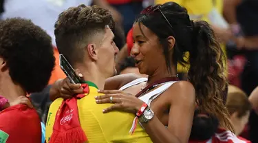 Bek Belgia, Thomas Meunier (kiri) merayakan kemenangan dengan pacarnya setelah mengalahkan Brasil pada laga perempat final Piala Dunia 2018 di Stadion Kazan Arena, Jumat (6/7). Belgia sukses memulangkan Brasil dengan skor  2-0. (AFP/Jewel SAMAD)