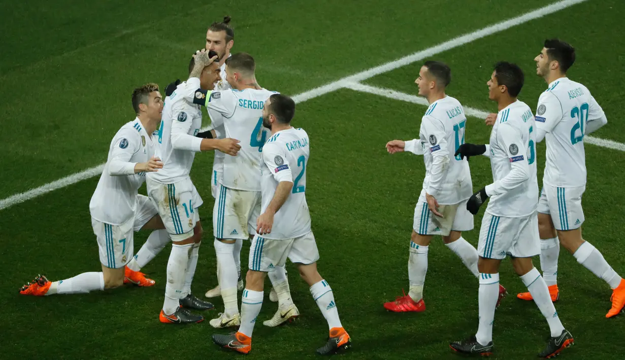 Pemain Real Madrid merayakan gol kedua yang diicetak oleh Casemiro saat melawan PSG dalam pertandingan Liga Champions leg kedua di stadion Parc des Princes di Paris (6/3). (AFP/Thomas Samson)