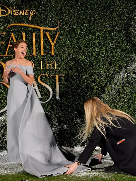 Di film berjudul Beauty and The Beast, Emma berperan sebagai Belle. Film ini diadaptasi dari cerita Disney yang berjudul sama dengan film tersebut, Beauty and The Beast. (doc.dailymail.com)