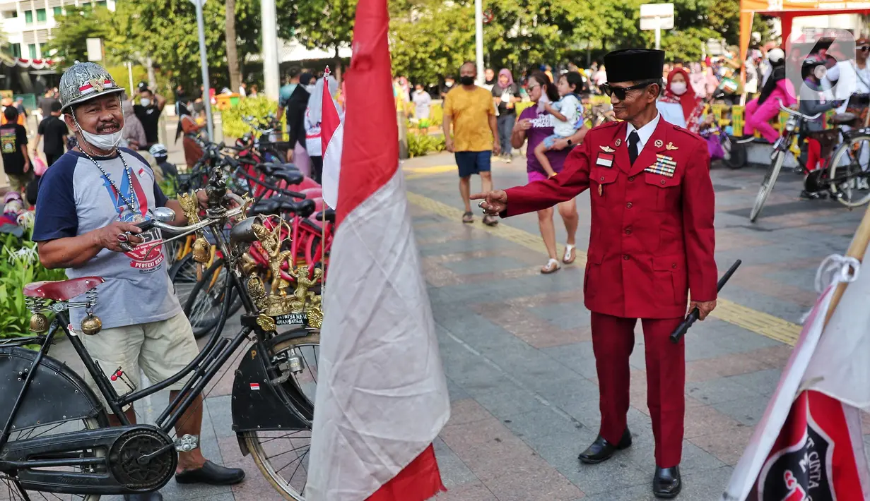 Warga mengenakan kostum unik saat Car Free Day di Kawasan Bundaran HI, Jakarta, Minggu (14/8/2022). Banyak warga mengenakan kostum bernuansa merah putih untuk menyambut HUT Kemerdekan Republik Indonesia ke 77. (Liputan6.com/Angga Yuniar)