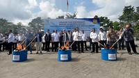 Untuk melindungi konsumen dari ancaman kesehatan dan industri dalam negeri, Kementerian Perdagangan memusnahkan 730 bal pakaian, sepatu, dan tas bekas yang diduga asal impor senilai kurang lebih Rp10 miliar. Pemusnahan dilakukan secara simbolis oleh Menteri Perdagangan Zulkifli Hasan hari ini, Jumat (17/3) di Terminal Tipe A Bandar Raya Payung Sekaki di Pekanbaru, Riau. (Dok. Kemendag)