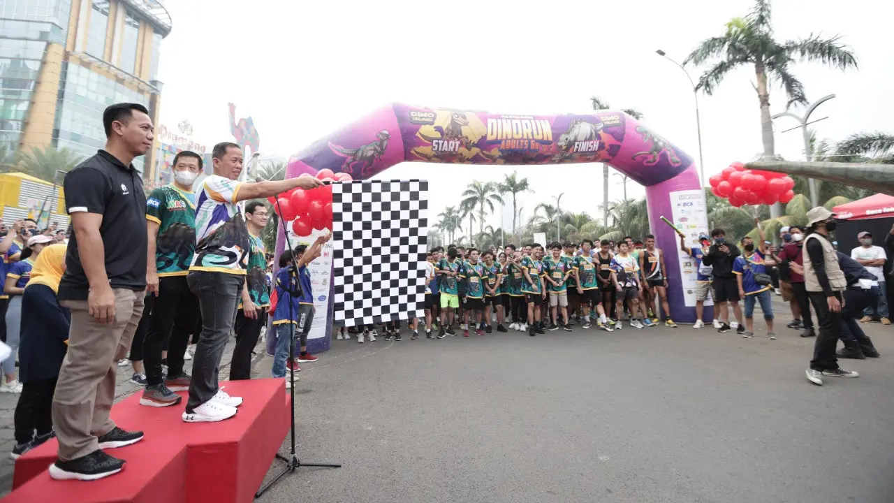 Wali Kota Jakarta Utara Ali Maulana Hakim membuka acara MAG Dino Run 2022 di area Mal Artha Gading (MAG), Jakarta Utara, Minggu (27/11/2022) (utara.jakarta.go.id)