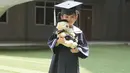 Ruben dan Sarwendah tetap kompak mendukung perjalanan pendidikan anak-anak mereka. Di momen bahagianya, Thania tampil menggemaskan dengan pakaian toga, lengkap dengan topinya. Gadis kecil berusia 5 tahun itu mendekap boneka beruang hadiah kelulusannya. (Liputan6.com/IG/@ruben_onsu)
