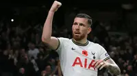 Selebrasi gelandang Tottenham Hotspur, Pierre-Emile Hojbjerg setelah memenangi laga Liga Inggris 2022/2023 atas Leeds United di Tottenham Hotspur Stadium, London, (12/11/2022). Pierre-Emile Hojbjerg didatangkan Southampton pada awal musim 2016/2017 dari Bayern Munchen. Setelah 4 musim dan tampil dalam 134 laga di semua ajang dengan torehan 5 gol dan 6 assist, ia dilepas ke Tottenham Hotspur dengan nilai transfer 16,6 juta euro pada awal musim 2020/2021 dan masih bertahan hingga kini. (AFP/Isabel Infantes)