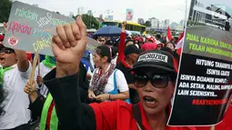 Masyarakat dari Presidium Rakyat Menggugat berteriak saat melakukan demo di depan Gedung MPR/DPR, Senayan, Jakarta, Jumat (23/3). Dalam aksinya mereka menuntut Penolakan UU No. 2/2018 tentang MD3 terkhusus pada pasal 73;122;245. (Liputan6.com/Johan Tallo)