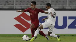 Gelandang Timnas Indonesia, Andik Vermansah, berusaha melewati bek Timor Leste, Jose Guterres, pada laga Piala AFF 2018 di SUGBK, Jakarta, Selasa (13/11). (Bola.com/Yoppy Renato)