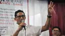 Cawagub DKI Jakarta, Sandiaga Uno saat mensosialisasikan program KJP Plus ke warga Batu Ampar, Kramatjati, Jakarta Timur, Senin (3/4). Selain sosialisasi, Sandi melantik kader Roemah Djoeang pemenangan di wilayah Batu Ampar. (Liputan6.com/Yoppy Renato)