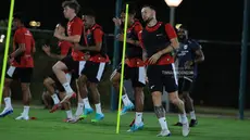 Marc Klok (paling kanan) berserta pemain Timnas Indonesia lainnya tampak serius melakukan sesi latihan di Jedaah, Arab Saudi pada Sabtu (4/10/2025). (Dok. Timnas Indonesia)