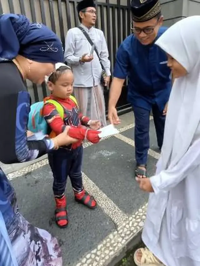 7 Momen Haji Faisal Bagi-Bagi Zakat, Gala Sky Cosplay Jadi Superhero