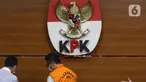Kepala Badan Kepegawaian dan Pengembangan SDM Kabupaten Muna, Sukarman Loke usai mengikuti rilis penahanan tersangka di Gedung KPK, Jakarta, Kamis (23/6/2022). Sukarman Loke terjerat kasus dugaan korupsi pengajuan dana pemulihan ekonomi nasional daerah (PEN) untuk Kabupaten Kolaka Timur tahun 2021. (Liputan6.com/Helmi Fithriansyah)