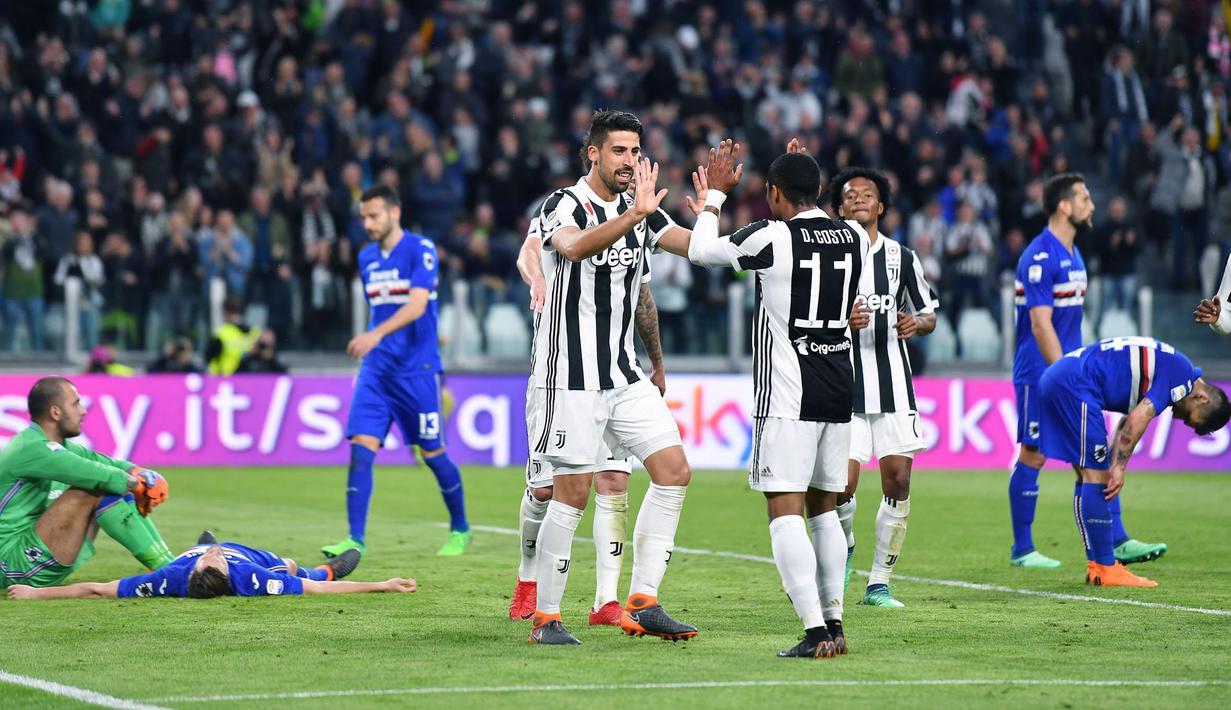 Gelandang Juventus, Sami Khedira, merayakan gol yang dicetaknya ke gawang Sampdoria pada laga Serie A di Stadion Allianz, Turin, Minggu (15/4/2018). Juventus menang 3-0 atas Sampdoria. (AFP/Alessandro Di Marco)