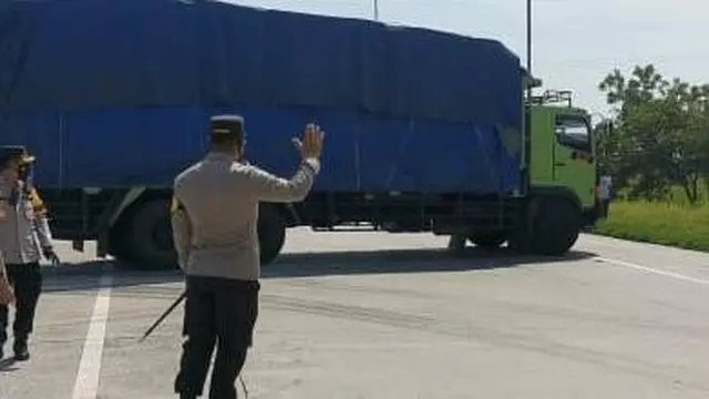Satgas Covid-19 memutarbalikkan kendaraan di exit tol Gandulan, Pemalang, seturut pemberlakuan penutupan pintu tol Jawa Tengah. (Foto: Liputan6.com/Humas Polres Pemalang)