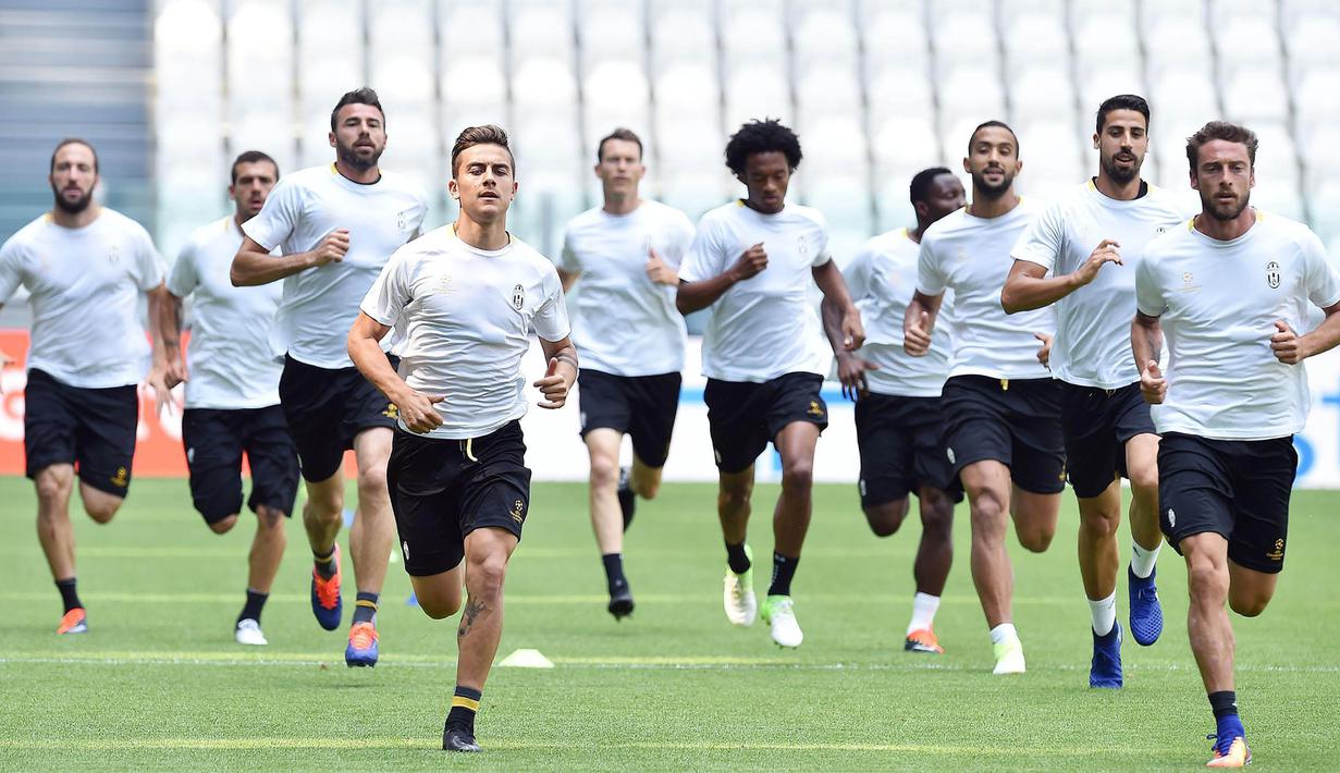 Para pemain Juventus berlari saat latihan jelang laga final Liga Champions di Stadion Juventus, Turin, Senin (29/5/2017). Juventus akan berhadapan dengan Real Madrid pada laga final. (EPA/Alessandro Di Marco)