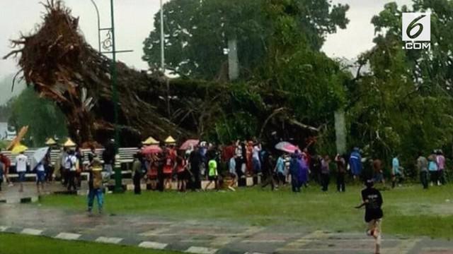 Angin kencang di Banjarnegara menumbangkan sebuah pohon beringin raksasa. Akibatnya 1 orang tewas tertimpa pohon.