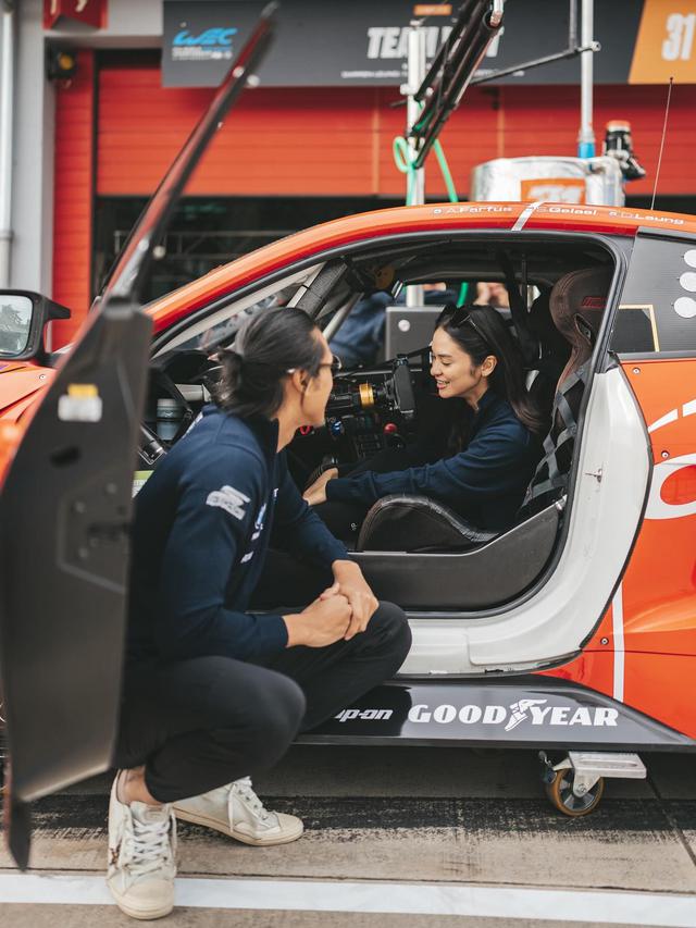 7 Potret Hana Malasan Beri Dukungan Sean Galael di Sirkuit, Tuai Banyak Sorotan