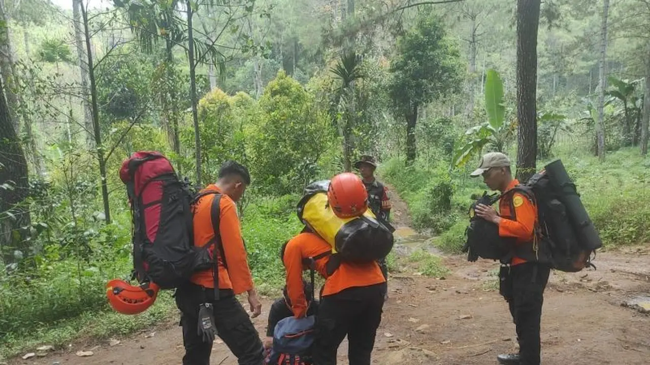 TIm SAR menemukan mahasiswa ITB yang hilang dua hari di Gunung Puntang