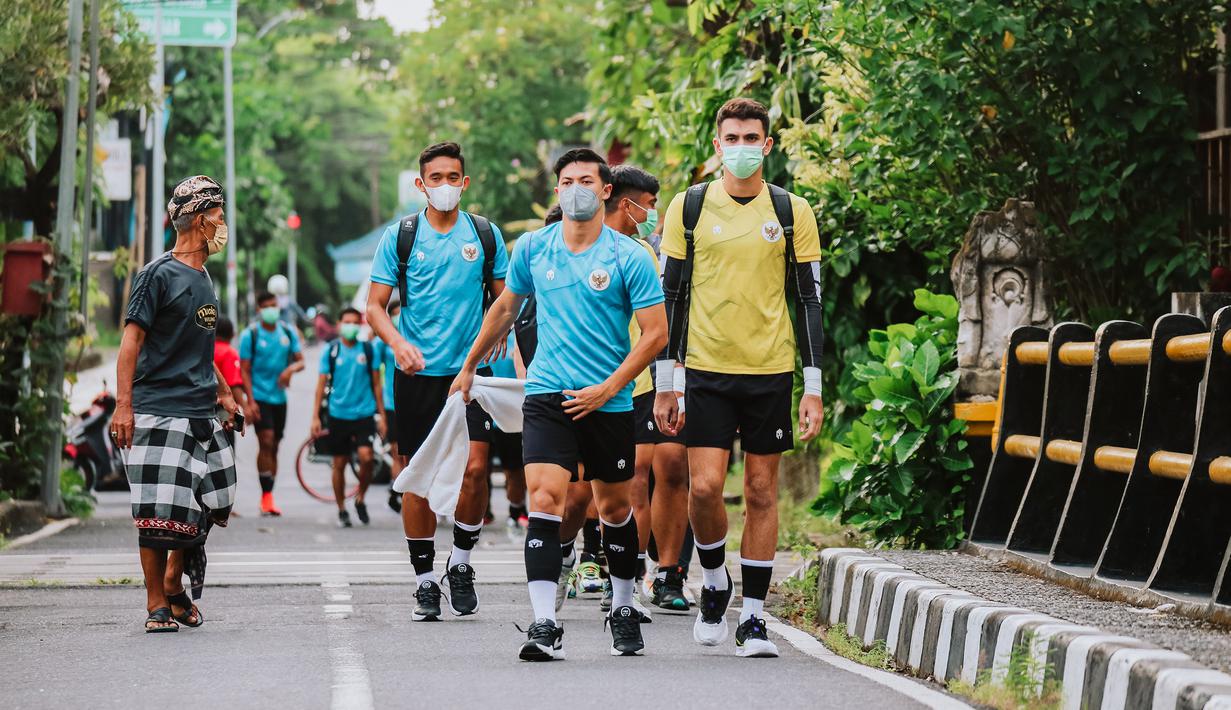 (Dari kiri), Rizky Ridho, Pratama Arhan, dan Nadeo Argawinata bersama para skuat Timnas Indonesia berjalan menuju lokasi latihan di Stadion Gelora Samudra Kuta, Bali. (Bola.com/Maheswara Putra)