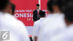 Dirut PT Pertamina, Dwi Soetjipto memimpin upacara peringatan kemerdekaan Indonesia ke-71 di Terminal BMM, Manokwari, Papua Barat, Rabu (17/8). Upacara diikuti ratusan karyawan BUMN dari berbagai instansi. (Liputan6.com/Helmi Fithriansyah)