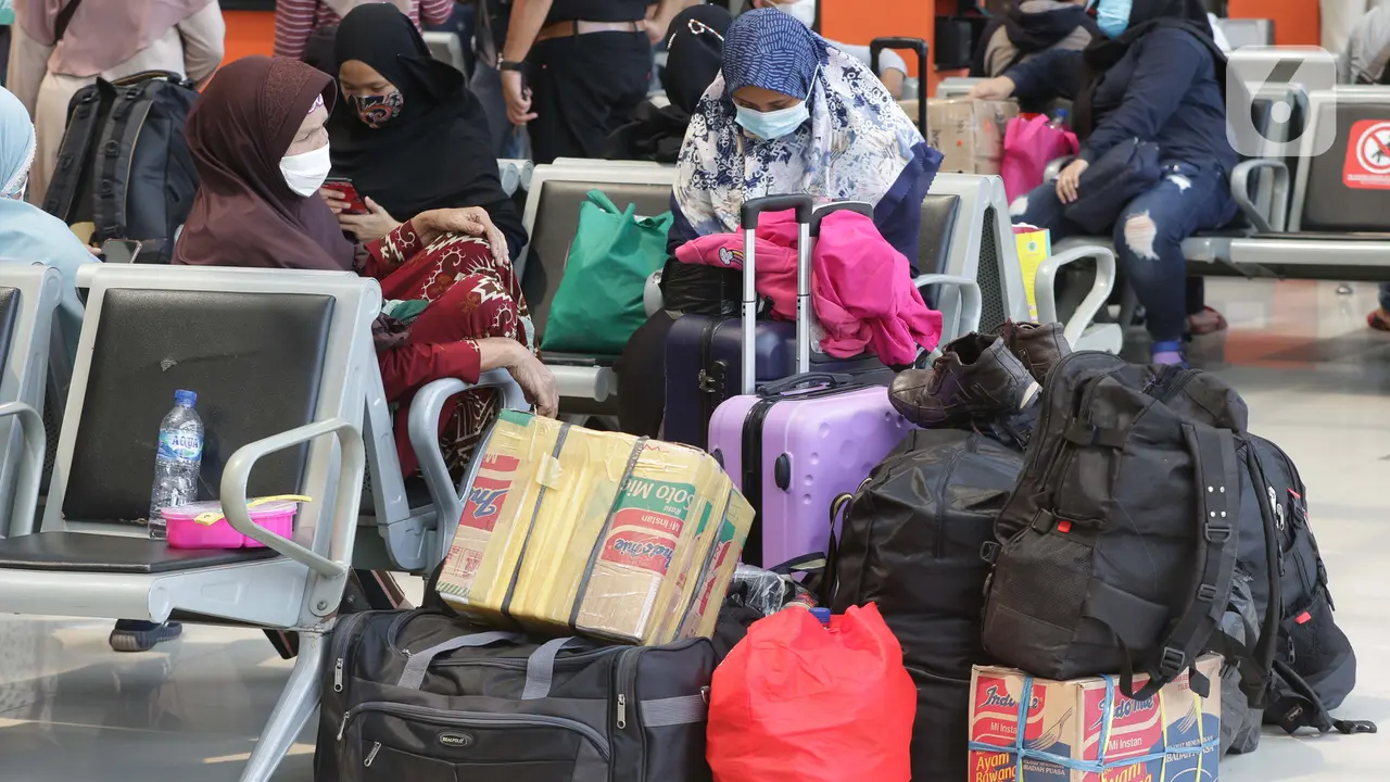 Hiruk Pikuk Stasiun Pasar Senen Jelang Pelarangan Mudik Lebaran 2021