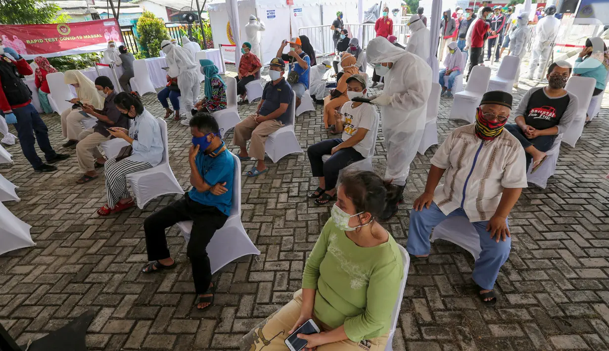 Warga antre menunggu panggilan mengikuti rapid test massal di Kantor Kelurahan Pondok Betung, Tangerang Selatan, Kamis (14/5/2020). Sebanyak 500 alat rapid tes covid-19 dilakukan dengan cara menjemput bola menggunakan mobil laboratorium milik BIN. (Liputan6.com/Fery Pradolo)