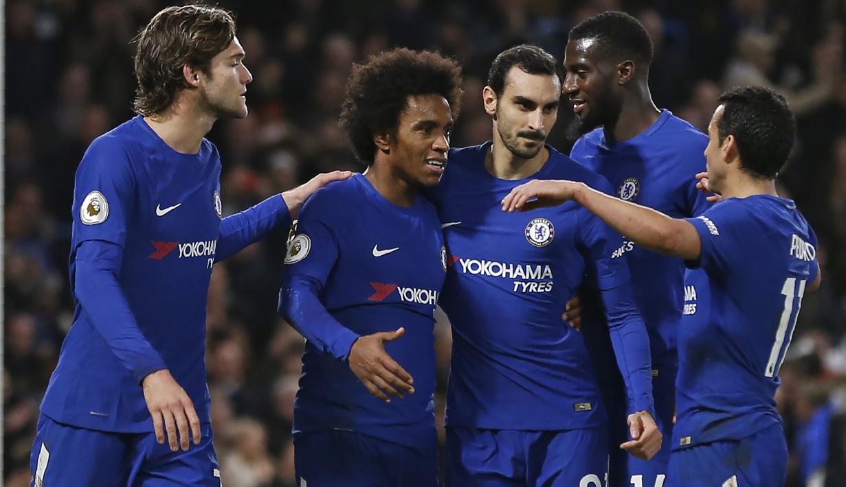 Para pemain Chelsea merayakan gol Willian saat melawan Stoke City pada lanjutan Premier League di Stamford Bridge, London (30/12/2017). Chelsea menang 5-0. (AFP/Ian Kington)