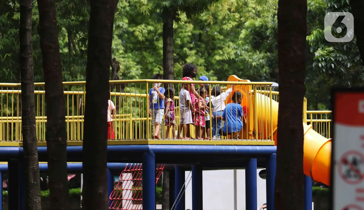 Anak-anak bermain di area Taman Puring, Jakarta Selatan, Minggu (26/12/2021). Memanfaatkan libur Natal dan Tahun Baru banyak warga memanfaatkan bersama keluarga berwisata ke taman karena hemat biaya. (Liputan6.com/Angga Yuniar)