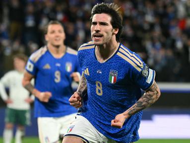 Italia berhasil memetik kemenangan dalam laga play off melawan Irlandia Utara dan menjaga asa mereka untuk lolos ke Piala Dunia 2026. (AFP/Alberto Pizzoli)
