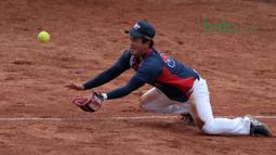 Aksi pemain Taiwan berusaha menangkap bola saat melawan Singapura pada laga Asian Softball Championship di Senayan, Jakarta,Selasa (24/4/2018). Singapura menang 12-4. (Bola.com/Nick Hanoatubun)