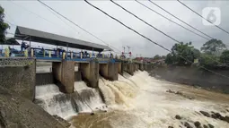 Kondisi Bendung Katulampa, Bogor, Jawa Barat, Senin (10/10/2022). Setelah sebelumnya tinggi muka air (TMA) mencapai 220 Cm dengan status Siaga 1, pada pukul 13.23 WIB Bendung Katulampa terpantau kembali pada status normal. (Liputan.com/Magang/Aida Nuralifa)