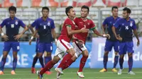 Striker Indonesia U-23 Muchlis Hadi merayakan gol pembuka yang dicetaknya ke gawang Kamboja U-23 bersama Ahmad Nufiandani