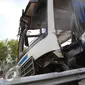 Penampakan bus PO Rukun Sayur yang menghantam tiang jembatan penyebrangan di KM 202, Jawa Barat, Selasa (14/7/2015). Kecelakaan tersebut menyebabkan 11 orang tewas dan 27 luka - luka. (Liputan6.com/Herman Zakharia)