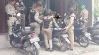 Anggota satpol PP Garut tengah mendata sejumlah pelajar yang terkena razia game online (Liputan6.com/Jayadi Supriadin)