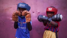 David Samba (Kiri) dan Onomo Mugabi berlatih Tinju di "Muhammad Ali's head high", Kinshasa, (4/6/2016). Dekat Stadion Tata Raphael, Kinshasa,  dimana partai "Rumble in the Jungle"  antara Muhammad Ali dan George Foreman bertemu 1974. (AFP/Ed