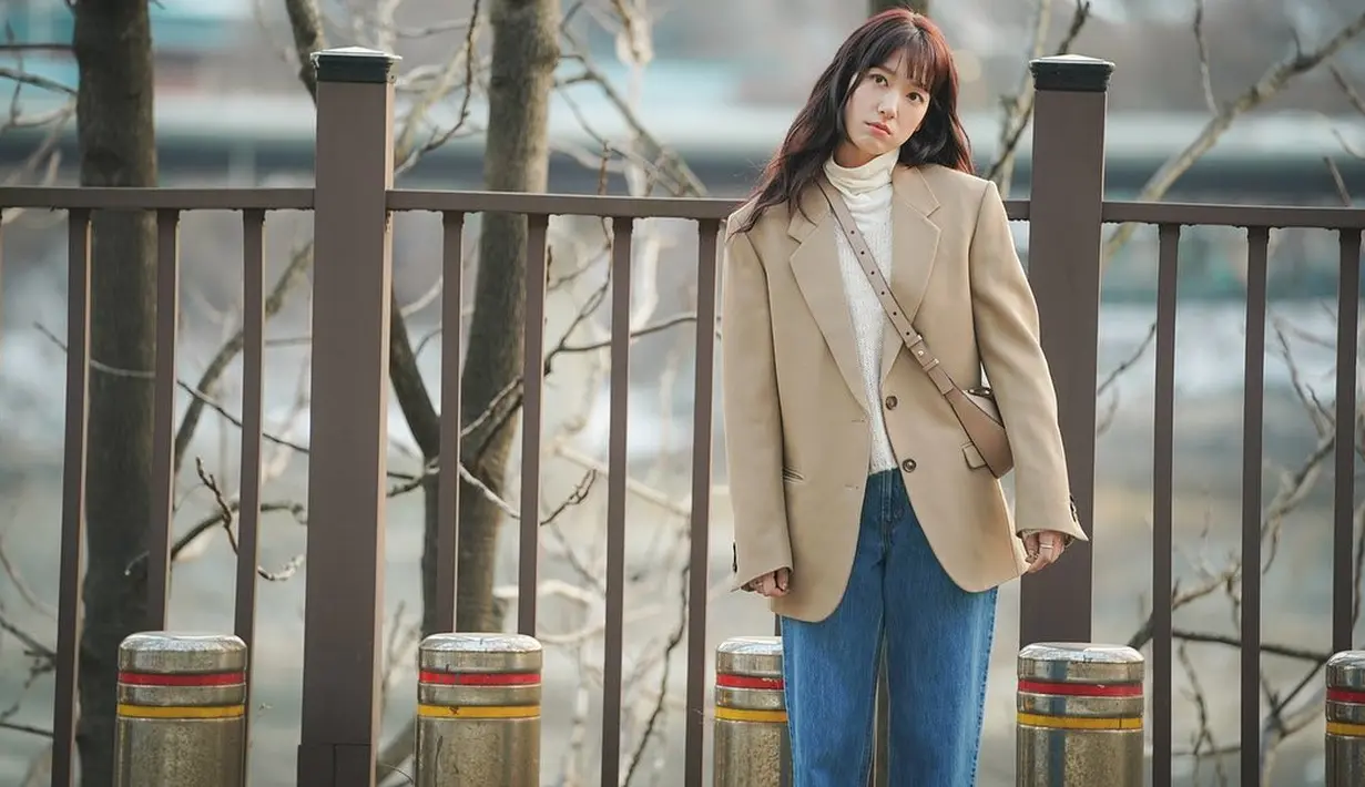 Di sini, Park Shin Hye memadukan blazer cokelat mudanya dengan turtleneck berwarna broken white dan boyfriend jeans. Menyempurnakan tampilannya yang bernuansa earth tone dengan sling bag senada. Foto: Instagram @ssinz7.