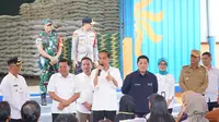 Menteri BUMN Erick Thohir mendampingi Presiden Joko Widodo (Jokowi) membagikan bantuan pangan beras, di Singkawang, Kalimantan Barat, dikutip dari keterangan resmi, Rabu (20/3/2024). (dok BUMN)