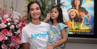 Sebuah film anak yang dibesut dua sineas kondang Indonesia, Mira Lesmana dan Riri Riza akan segera tayang pada 28 Juni 2018. Berjudul Kulari ke Pantai, film ini mengisahkan perjalanan dua anak dan ibu. (Deki Prayoga/Bintang.com)