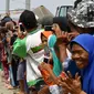 Warga menyambut kedatangan Presiden Joko Widodo saat mengendarai motor trail di Muara Gembong, Bekasi (1/11).  Jokowi mengenakan kemeja putih, celana jeans, dengan balutan jaket rompi berwarna hitam. (Liputan6.com/Biro Pers Kepresidenan/Agus Suparto)