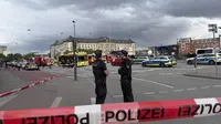 Polisi di sekitar lokasi penikaman massal stasiun kereta Hamburg, Jerman. (AP./Steven Hutchings)