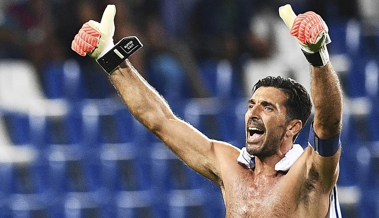 Kiper Italia, Gianluigi Buffon, merayakan kemenangan atas Israel pada laga kualifikasi Piala Dunia 2018 di Stadion Reggio Emilia, Italia, Selasa (5/9/2017). Italia menang 1-0 atas Israel. (AFP/Vicenzo Pinto)