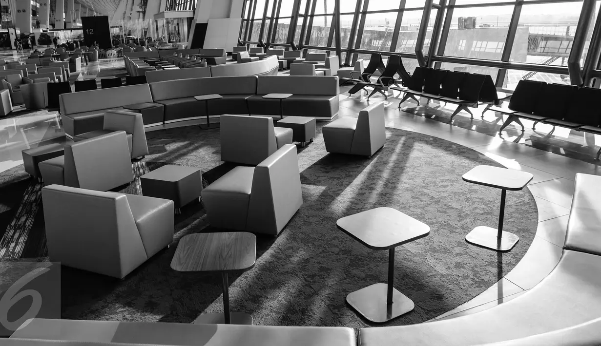 Deretan sofa dan meja di ruang tunggu Terminal 3 Ultimate Bandara Soekarno-Hatta, Cengkareng, Tangerang, Minggu (24/7). Desainnya banyak memanfatkan kaca pada ruang tunggu penumpang sehingga terlihat lebih luas dan terang.  (Liputan6.com/Fery Pradolo)