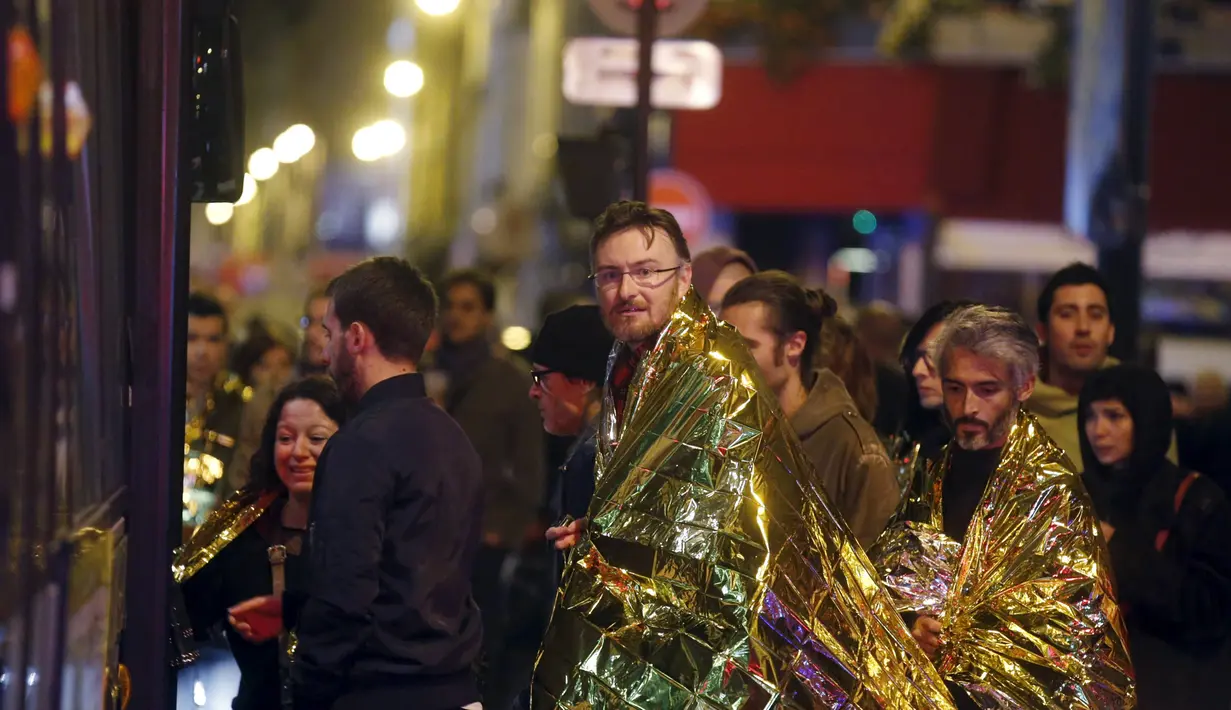 Petugas mengevakuasi korban yang selamat dari penembakan dan bom bunuh diri yang dilakukan teroris di Paris, Perancis, Jumat (13/11/2015). Dikabarkan ada 140 orang tewas dalam aksi teroris tersebut. (Reuters)