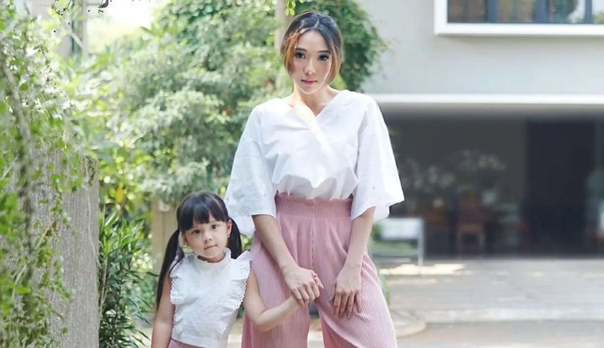 Pada akun Instgaram pribadinya, wanita 29 tahun ini juga beberapa kali mengunggah foto bersama sang putri saat menggunakan busana kembar. Penampilan ibu dan anak satu ini pun kerap mencuri perhatian publik. (Liputan6.com/IG/@gisel_la)